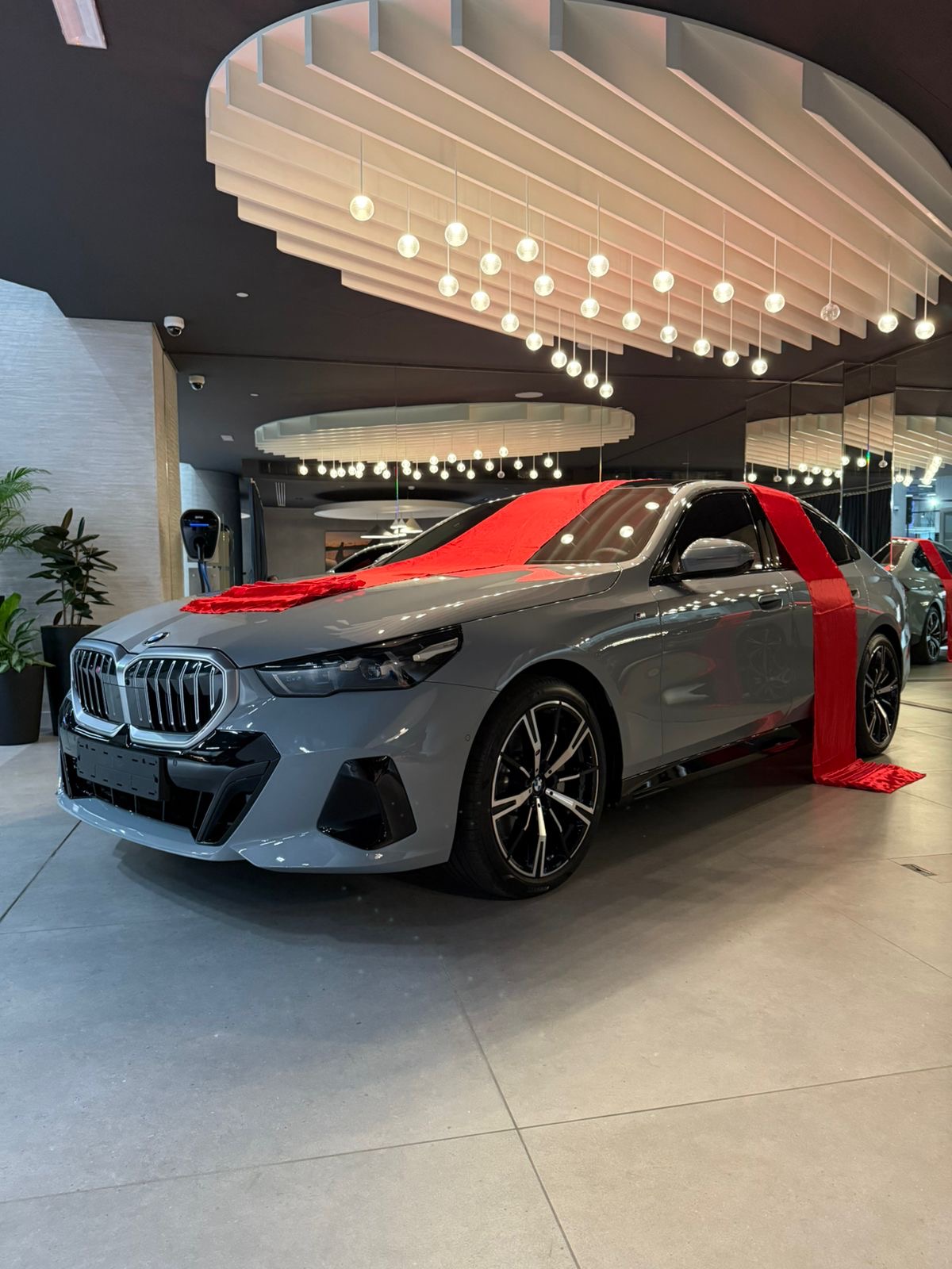 Hellgrün BMW 530i M Sport 2025